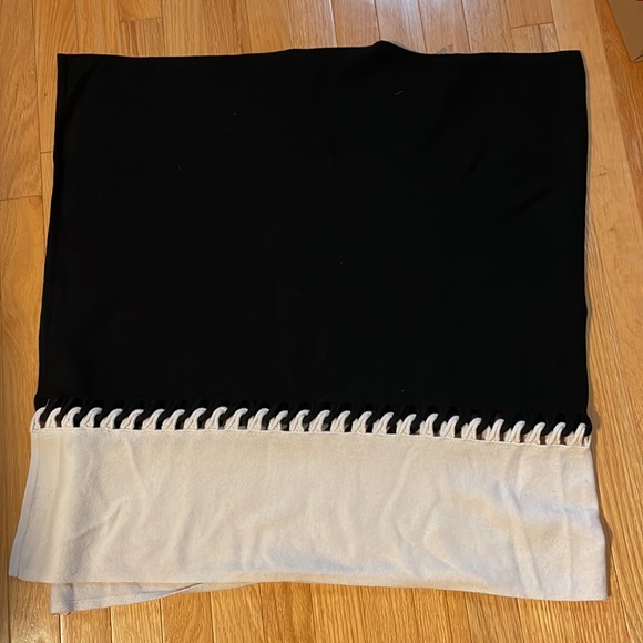 Kinross 100% 2 ply cashmere. Twist Stitch Poncho black white - Picture 3 of 4